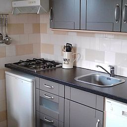 Moderne keuken in Vakantiehuisje in Buren Ameland, volledig uitgerust voor culinaire avonturen op de Waddeneilanden.