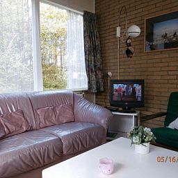 Gemtliche Sitzecke im Bungalow Dolphin, Buren, Ameland, ideal zum Entspannen.