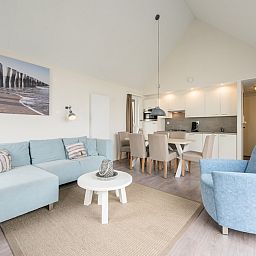 Ontspannen in de Vuurtorenlodge 6, een vakantiehuis in Hollum, Ameland, met een moderne woonkamer en open keuken op de Waddeneilanden.