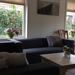 Modernes Badezimmer im Ferienhaus Oerd, Hollum, Ameland mit weissen Fliesen.