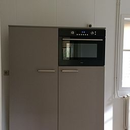 Gemuetliches Schlafzimmer im Ferienhaus Oerd, Hollum, Ameland mit roten Akzenten.