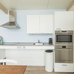 Stijlvolle keuken in Wadden Special vakantiehuis in Hollum, Ameland met inbouwapparatuur en strakke afwerking.