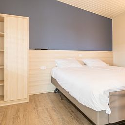 Sfeervolle slaapkamer in Wadden Special vakantiehuis in Hollum, Ameland met comfortabel tweepersoonsbed.
