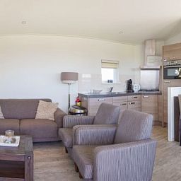 Gemuetlicher Innenbereich der Boomhiemke Haeuser in Hollum, Ameland mit moderner Kueche.