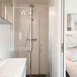 Modernes Badezimmer mit Dusche in Boomhiemke Haeuser, Ferienunterkunft in Hollum, Ameland.