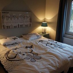 Attractive bedroom in EILANDLODGE 4, Hollum, Ameland. Vacation home on the Wadden Islands with comfortable beds.