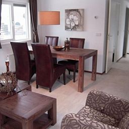 Gezellige binnenruimte van DUINCHALET 4 in Hollum, Ameland, met stijlvolle eetkamer.