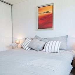 Comfortabele slaapkamer in DUINCHALET 4, Hollum, Ameland, met rustgevende inrichting.