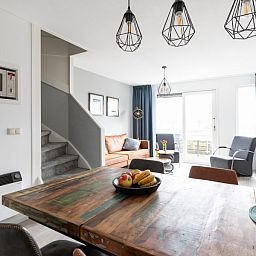 Offener Wohnbereich in Amelander Kaap 126, Wohnung in Hollum, Ameland, mit Ess- und Sitzecke.