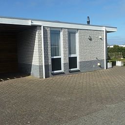 Parkplatz und Eingang zum Fairway-Bungalow in Hollum, Ameland, ideal fr einen ruhigen Urlaub auf den Watteninseln.