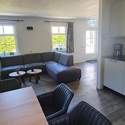 Gemuetliches Wohnzimmer im Ferienhaus Piggelmee, Hollum, Ameland mit Sitzecke und viel Licht.