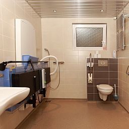 Geraeumiges Badezimmer im Ferienhaus Piggelmee, Hollum, Ameland, mit modernen Annehmlichkeiten.