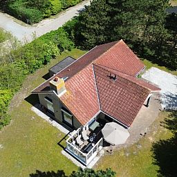 Das Ferienhaus "De Vrijheid" in Hollum auf Ameland bietet eine grosszuegige Terrasse und einen gruenen Garten, umgeben von der Natur der Watteninseln.