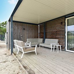 Overdekte buitenruimte bij Vrijstaande woning in Hollum, Ameland, ideaal voor ontspanning.