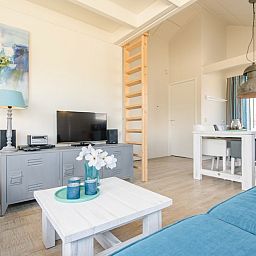 Gezellige woonkamer van Eilandlodge 4 in Hollum, Ameland, met moderne inrichting en comfortabele zitruimte in een vakantiehuis.