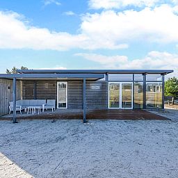 Terrasse eines freistehenden Hauses in Hollum, Ameland, Ferienhaus mit moderner Veranda auf den Watteninseln.