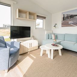 Lichte woonkamer van Amelandlodge 4 in Hollum, Ameland. Comfortabel vakantiehuis met moderne inrichting op de Waddeneilanden.