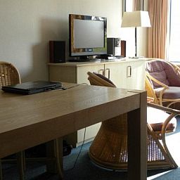 Gezellige woonkamer in Amelander Kaap nr. 54, een vakantieappartement in Hollum, Ameland, met comfortabele zithoek en moderne voorzieningen.