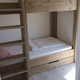 Schlafzimmer mit Etagenbett im Ferienhaus Parnassia, Nes, Ameland fuer einen komfortablen Aufenthalt.