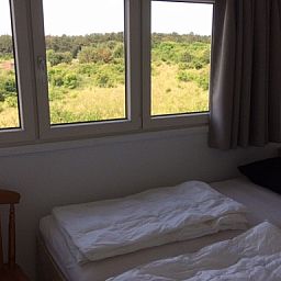 Blick aus dem Schlafzimmer im Parnassia-Bungalow, Nes, Ameland ueber die Natur.