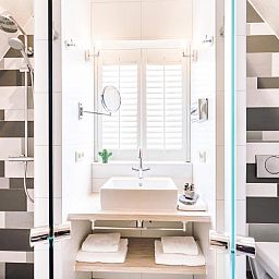 Stilvolles Badezimmer im Logement Zee van Tijd, Nes, Ameland mit Regendusche.