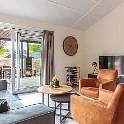 Gemuetliches Wohnzimmer im Ferienhaus in Nes, Nes, Ameland, Waddeninseln, mit Blick auf die Terrasse.