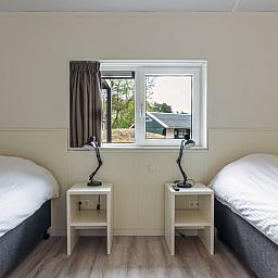 Zweites Schlafzimmer im Ferienhaus in Nes, Nes, Ameland, Watteninseln, mit Blick auf die Umgebung.