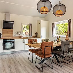 Moderne Kueche im Ferienhaus in Nes, Ameland, ideal fuer gemuetliche Mahlzeiten waehrend Ihres Aufenthalts auf den Watteninseln.