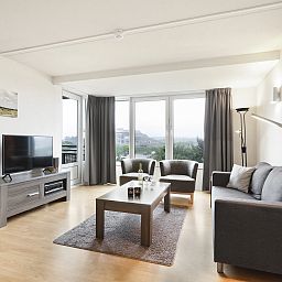 Gezellige woonkamer in Ameland State appartement in Nes, Ameland, met uitzicht op de natuur.