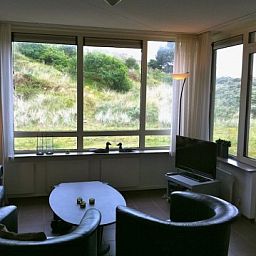 Gemuetlicher Innenbereich der Duinrust-Wohnung Nes Ameland mit Blick auf die Natur.