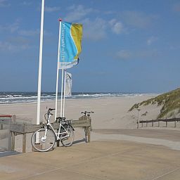 Strand bij chalet Protter in Buren, Ameland, perfect voor ontspanning en genieten van de Waddeneilanden.
