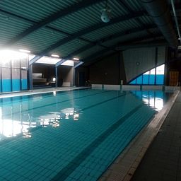 Modern binnenzwembad bij chalet Protter in Buren, Ameland, voor een verfrissende duik tijdens uw vakantie.