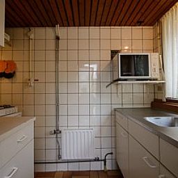 Moderne Kche im Ferienhaus Huisje Schier auf Schiermonnikoog, komplett ausgestattet fr einen angenehmen Aufenthalt auf den Watteninseln.