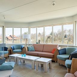 Lichte zithoek in Villa Rietberg op Schiermonnikoog, vakantiehuis met panoramisch uitzicht.