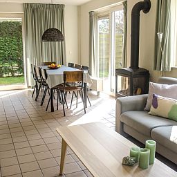 Eetruimte met open haard in Bergvliet vakantiehuis op Schiermonnikoog, Waddeneilanden