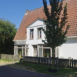 Charmant vakantiehuis Klaver Vier op Schiermonnikoog met zonnige tuin op de Waddeneilanden.