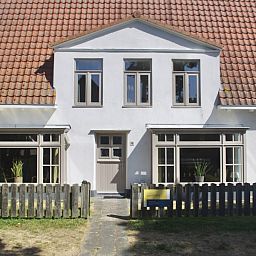 Voorzijde van Klaver Vier, een gezellig vakantiehuis op Schiermonnikoog, Waddeneilanden.