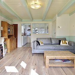 Lichte woonkamer in Klaver Vier vakantiehuis op Schiermonnikoog, met gezellige inrichting.