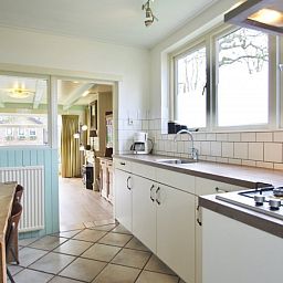 Moderne keuken in Klaver Vier vakantiehuis, Schiermonnikoog, met uitzicht op de natuur.