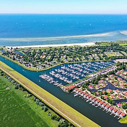 Luftaufnahme von Workum und dem IJsselmeer, in der Nhe des freistehenden Ferienhauses in den Friesischen Seen.