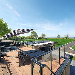 Panoramablick von der Dachterrasse des freistehenden Hauses in Workum, mit Blick auf die Natur und das IJsselmeer.