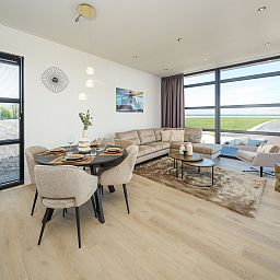Gemtliches Wohnzimmer mit Blick auf das IJsselmeer in einem freistehenden Haus in Workum, ein ideales Urlaubsdomizil.