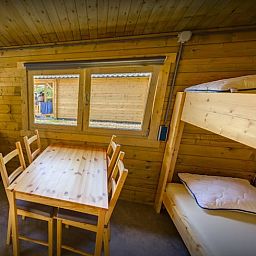 Gemuetlich eingerichtetes Ferienhaus in Workum mit Holzinterieur und Etagenbetten, ideal gelegen in der Naehe des IJsselmeers und der friesischen Seen.