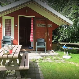 Geniessen Sie die Ruhe im charmanten Cottage in Workum, einem Ferienhaus am IJsselmeer, mit einer einladenden Terrasse und gruener Umgebung.