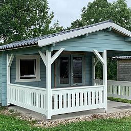 Charming cottage in Workum with veranda, ideally located by the IJsselmeer and Frisian lakes for a relaxing stay.