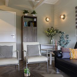 Ruim terras bij FR095 vakantiehuis in Lemmer, ideaal voor buiten dineren aan de Friese meren.