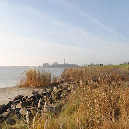 Luchtfoto van FR095 vakantiehuis in Lemmer met tuin, nabij het IJsselmeer en Friese meren.