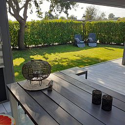 Gemuetliche Veranda des Ferienhauses FR452 in Lemmer, ideal zum Entspannen am IJsselmeer.