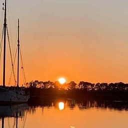 Terrasse des Ferienhauses FR058 in Warns, Friesische Seen, mit bequemer Haengematte.