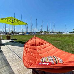 Gemuetlicher Innenbereich der Ferienwohnung FR058 in Warns, mit Blick auf das IJsselmeer.